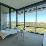 Modern Apartment With City View At Sydney Olympic Park